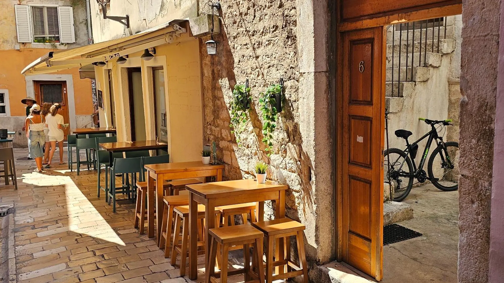 Jadran - 2 Bedroom Apt For 6 People location